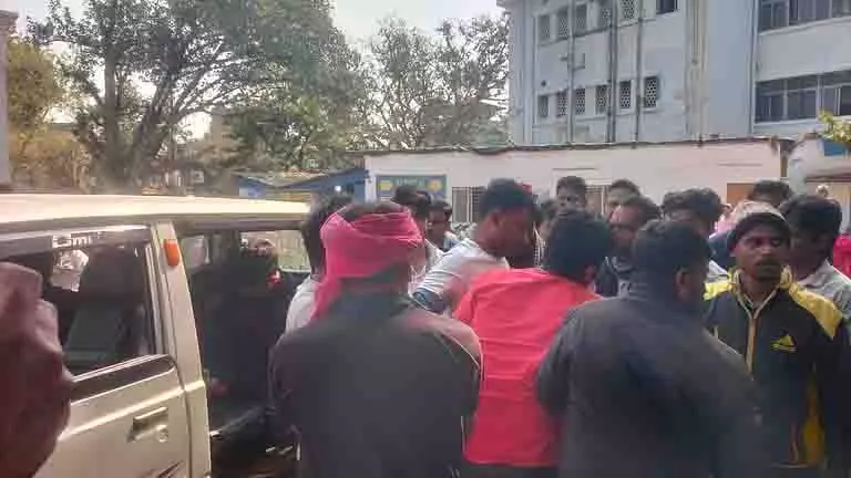 Kharagpur में पिकअप वैन का टायर फटा, 1 की मौत, 10 घायल